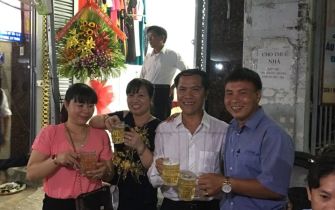 Tân gia nhà ANH BIỀN phường CMT.  Q  12 cong ty Quang minh chúc gia đình vạn sự như ý