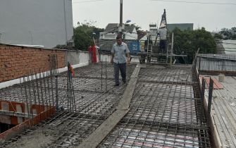 Cập nhật hình ảnh đổ bê tông sàn lầu 1 công trình em Bằng phường Hiệp Thành Q 12