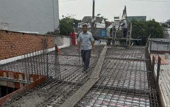 Cập nhật hình ảnh đổ bê tông sàn lầu 1 công trình em Bằng phường Hiệp Thành Q 12