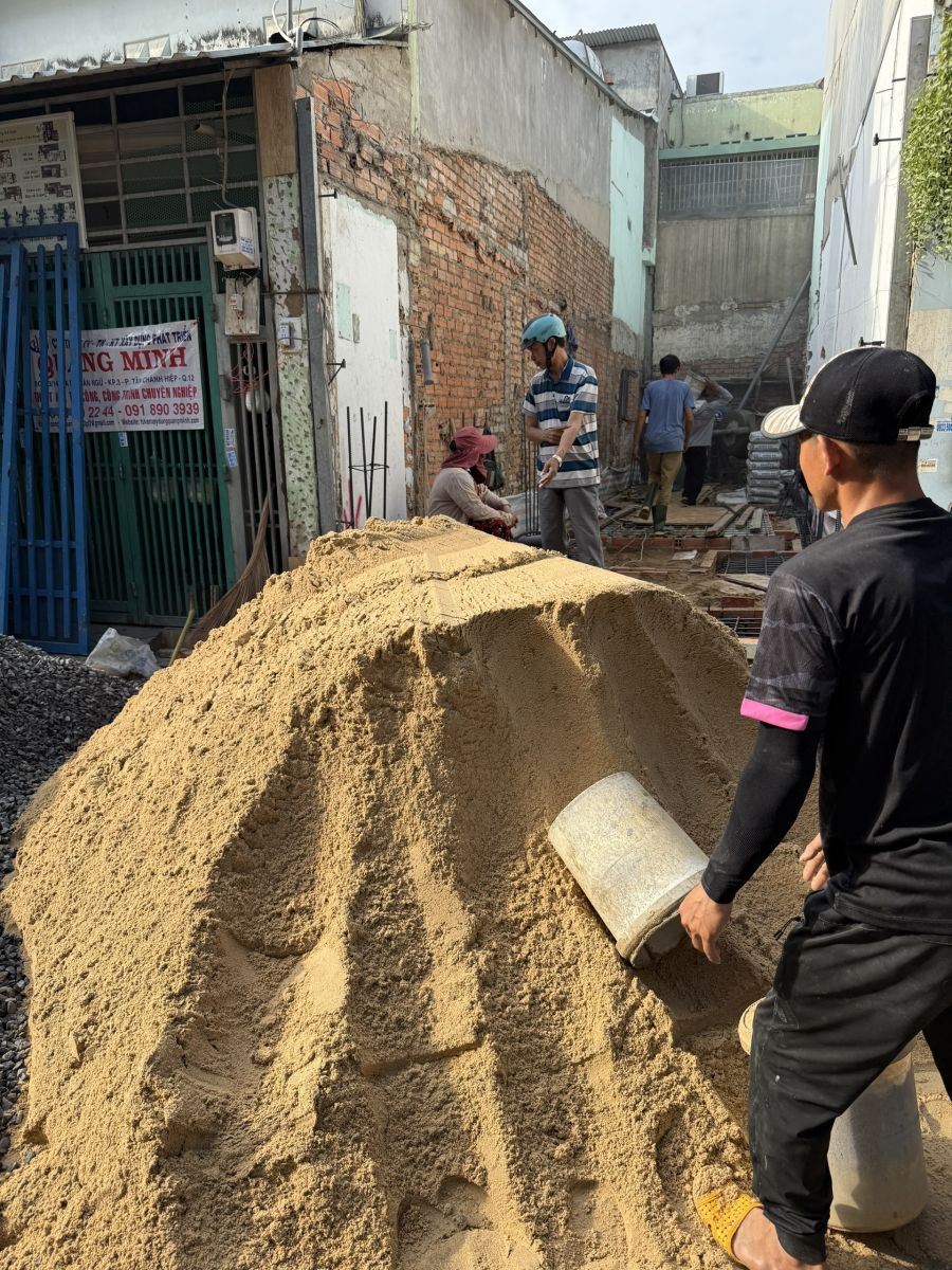 Cam kết chất lượng cao: Sử dụng bê tông chính hãng, đúng tiêu chuẩn, đảm bảo nền móng công trình vững chắc.